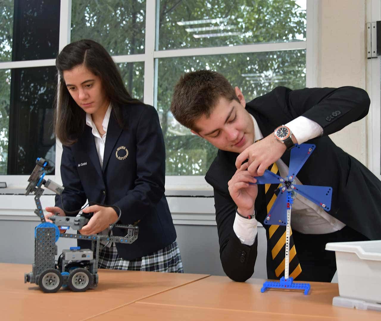 Alumnos de preparatoria realizan proyectos de ciencias en Colegio Interamericano.