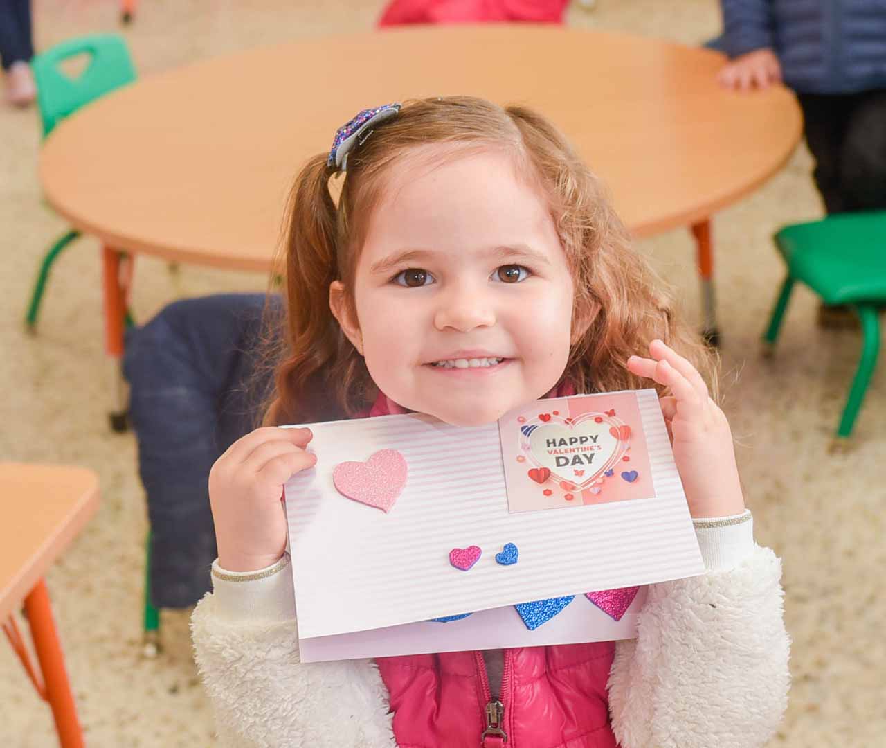 Alumna de primaria muestra tarjeta del día de San Valentín.