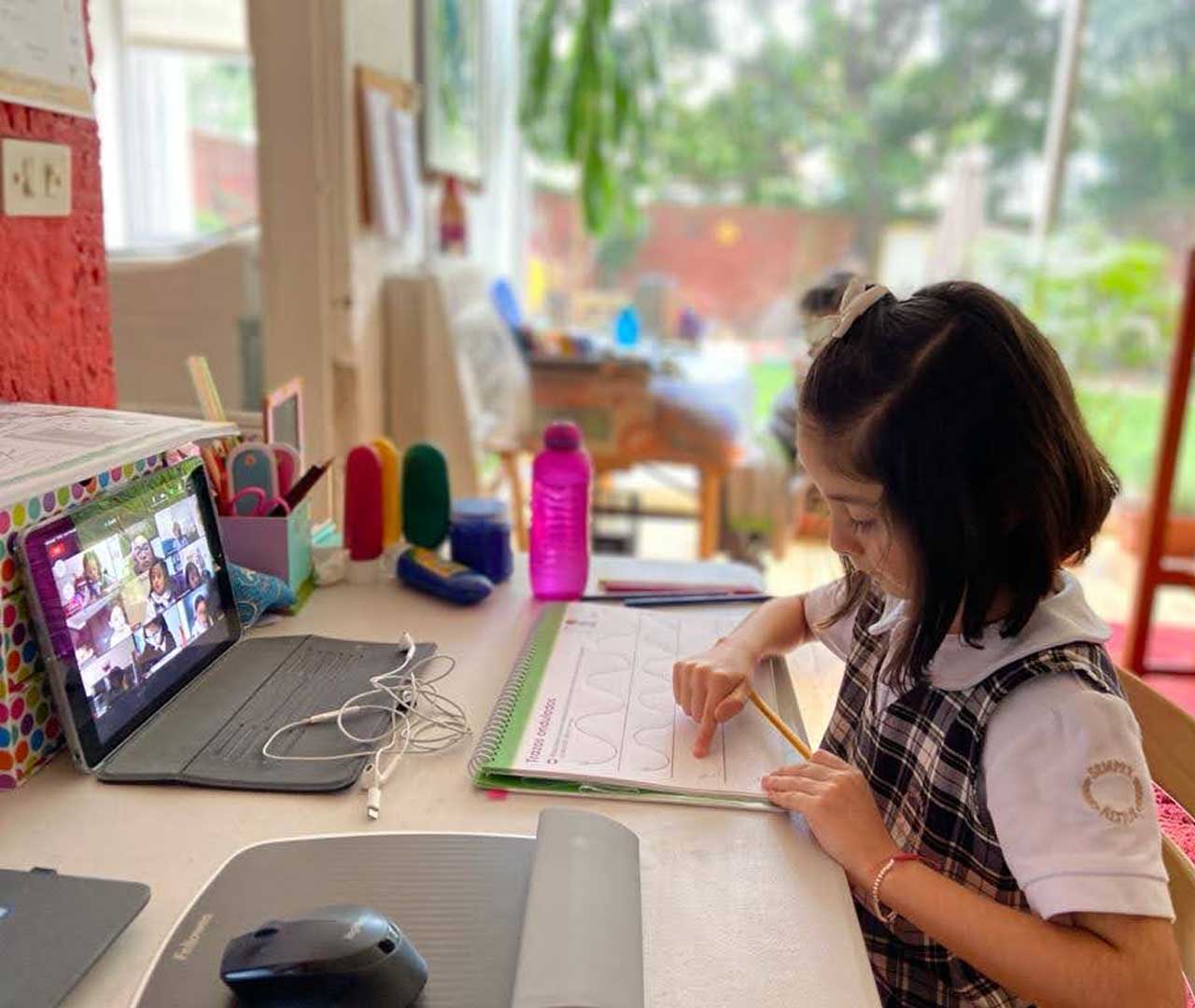 Alumna usa tableta y cuaderno para clase en Cumbres Guadalajara