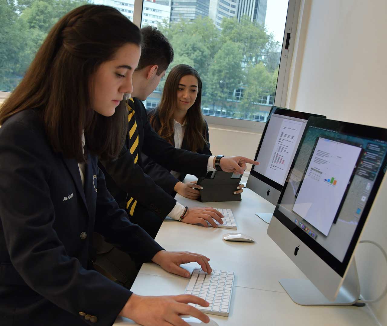 Alumnos de preparatoria utilizan computadoras para aprender en Colegio Interamericano