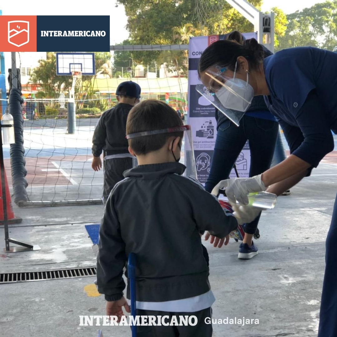 Protocolo de desinfección con alumnos de preescolar con título de imagen Interamericano Guadalajara.