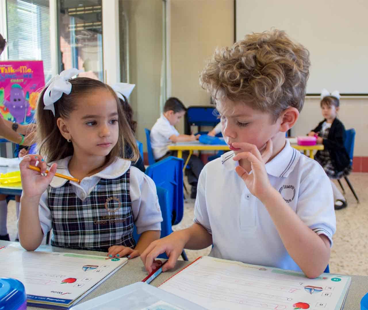  Alumnos de preescolar realizando sus tareas en el salón de clases.
