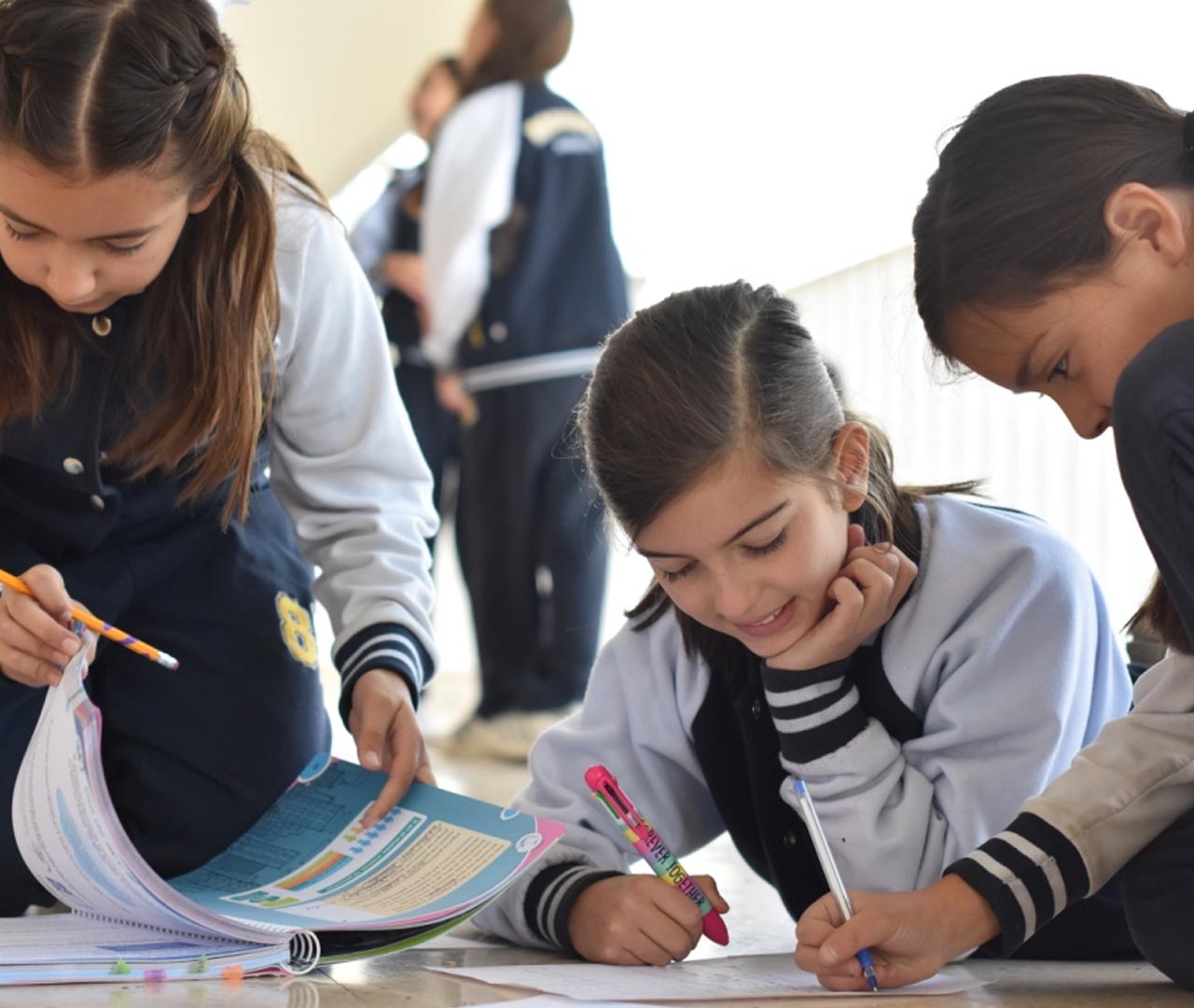 Alumnos de Alumnos de secundaria realizando sus tareas escolaressecundaria realizando sus tareas escolares