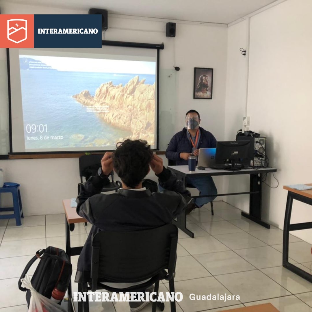 lumno y profesor en su escritorio durante clase con título de imagen Interamericano Guadlumno y profesor en su escritorio durante clase con título de imagen Interamericano Guadalajaraalajara